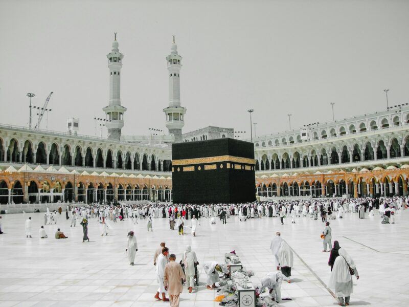 Mescid-i Haram avlusunda hacılar
